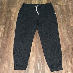 Vuori Women’s Charcoal Performance Jogger size XL EUC
